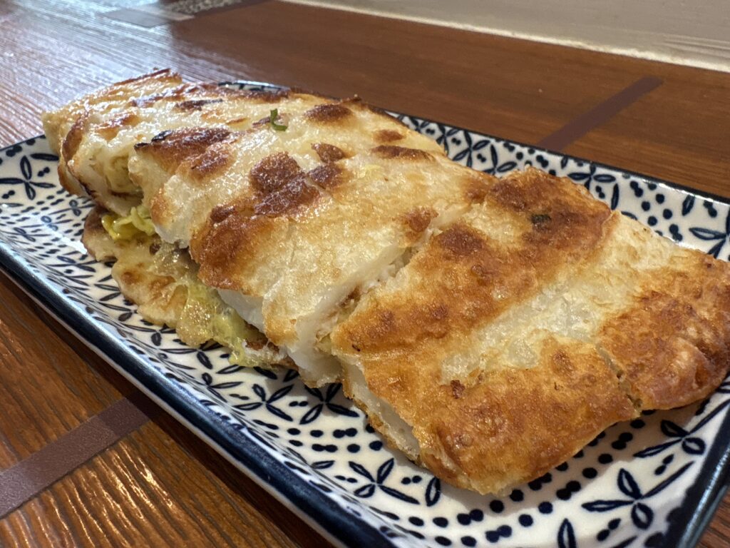 台湾の早餐店で焼かれた蛋餅
