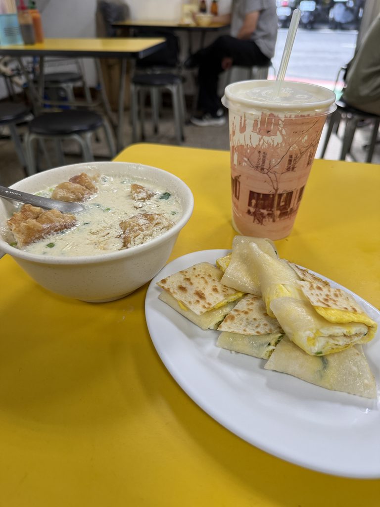 台湾の朝ごはん 豆漿と蛋餅